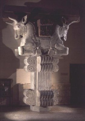 Capitello in stile persiano da una colonna nell